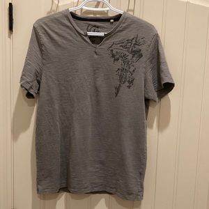 Guess Men’s Size M Divide And Conquer Tshirt V-Neck Graphic Design Short Sleeves